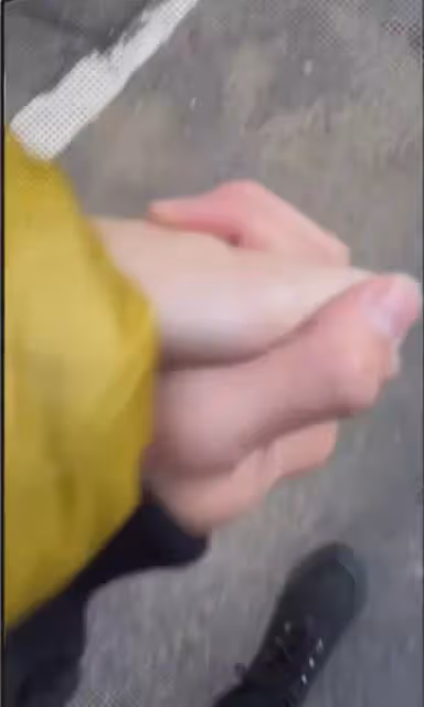 張柏芝與男子牽手逛街，為兒子買鞋打遊戲，男子與一家人相處和諧