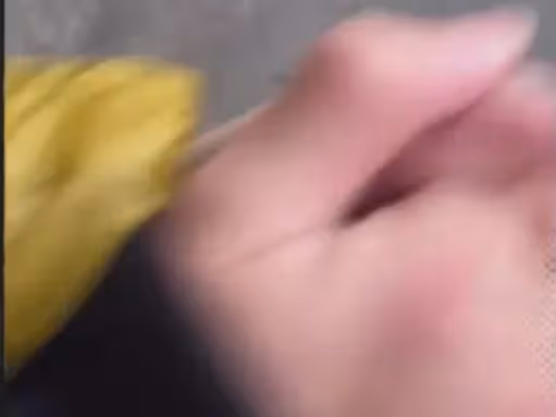 張柏芝與男子牽手逛街，為兒子買鞋打遊戲，男子與一家人相處和諧