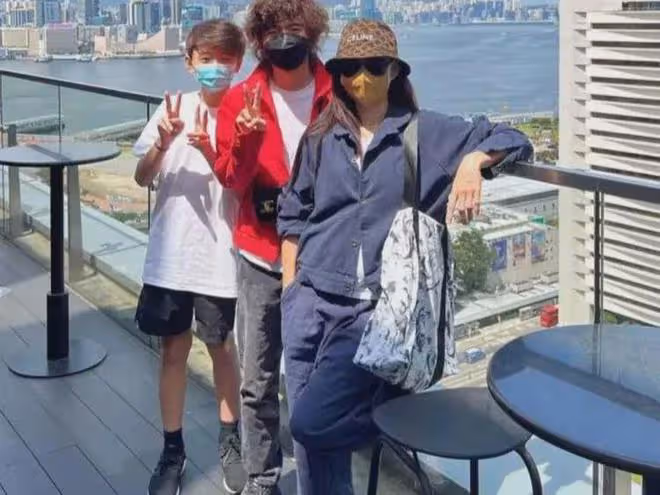 張柏芝與男子牽手逛街，為兒子買鞋打遊戲，男子與一家人相處和諧