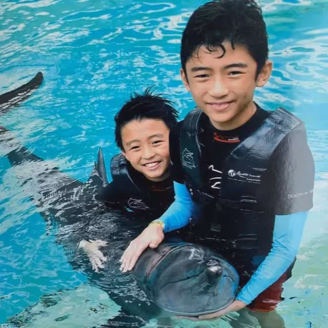 張柏芝與男子牽手逛街，為兒子買鞋打遊戲，男子與一家人相處和諧