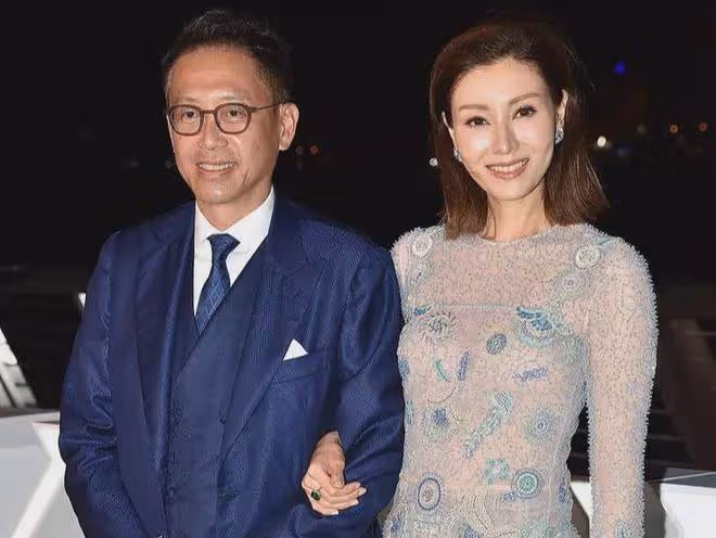52歲李嘉欣秀健身背影照，白滑美背十分搶鏡，身材傲人無多餘贅肉