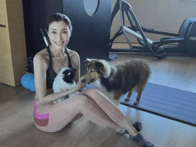 52歲李嘉欣秀健身背影照，白滑美背十分搶鏡，身材傲人無多餘贅肉