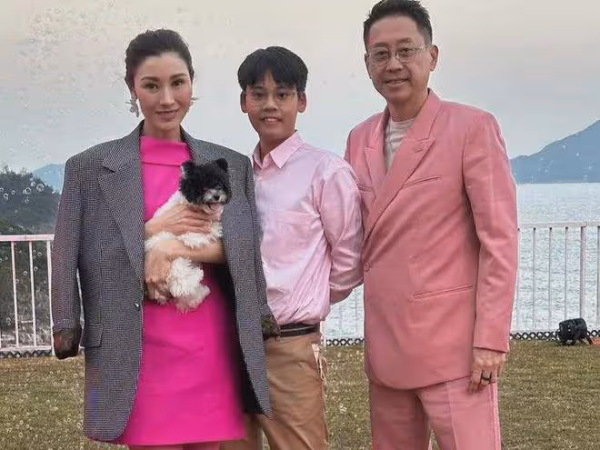 52歲李嘉欣秀健身背影照，白滑美背十分搶鏡，身材傲人無多餘贅肉