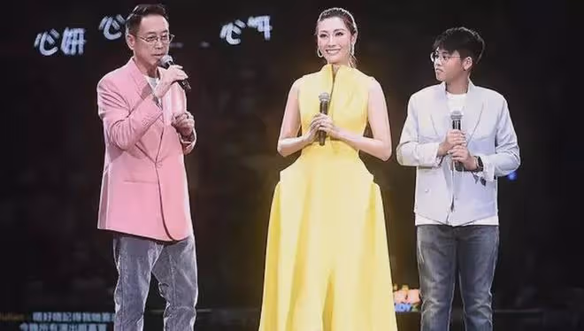 52歲李嘉欣秀健身背影照，白滑美背十分搶鏡，身材傲人無多餘贅肉