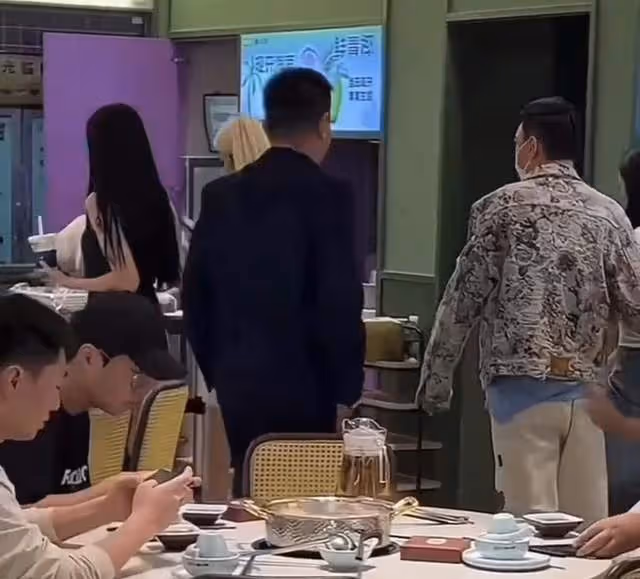 曝王思聰同時交往兩任女友！緊摟小15歲新歡，另一位網紅面露不悅