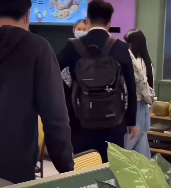 曝王思聰同時交往兩任女友！緊摟小15歲新歡，另一位網紅面露不悅
