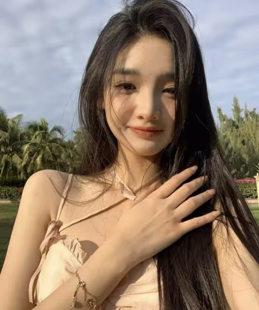 曝王思聰同時交往兩任女友！緊摟小15歲新歡，另一位網紅面露不悅