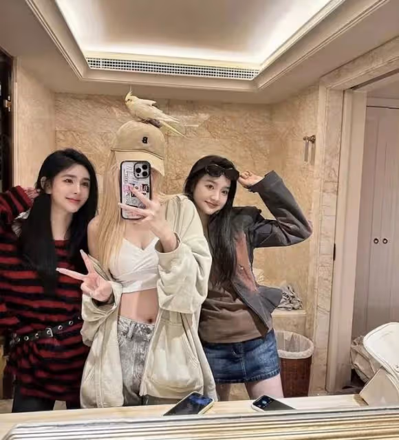 曝王思聰同時交往兩任女友!緊摟小15歲新歡,另一位網紅面露不悅