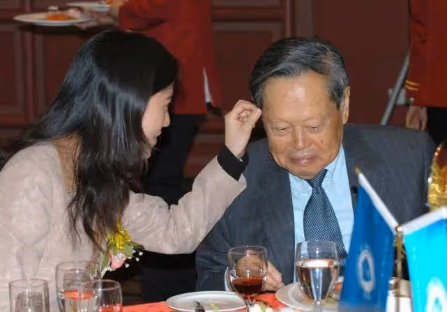 網傳楊振寧讓翁帆在40歲時凍卵替她想好未來，而翁帆也做好準備了