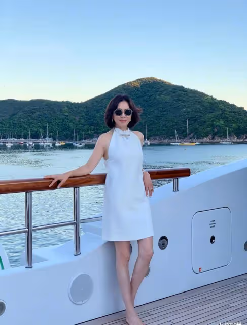 劉嘉玲挺有貴婦范，穿掛脖裙配卷髮減齡又貴氣，56歲看著像40歲