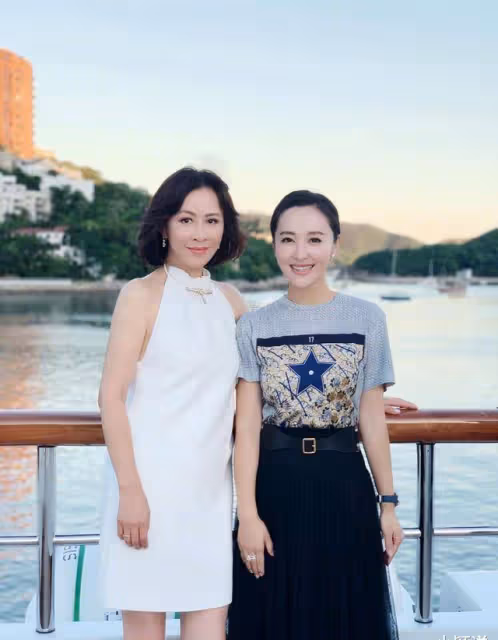 劉嘉玲挺有貴婦范，穿掛脖裙配卷髮減齡又貴氣，56歲看著像40歲