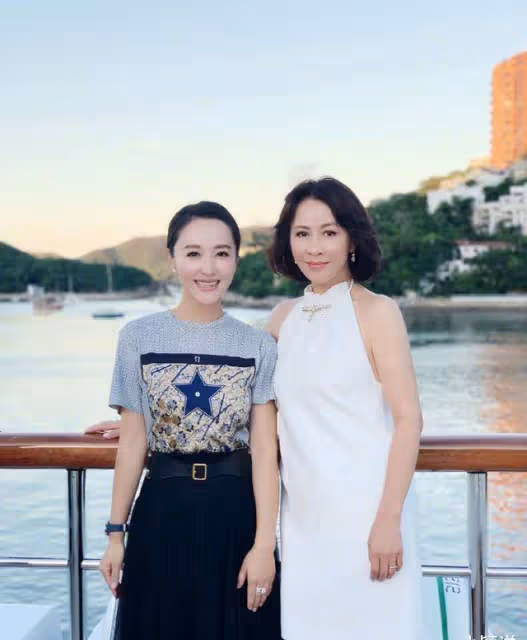 劉嘉玲挺有貴婦范，穿掛脖裙配卷髮減齡又貴氣，56歲看著像40歲
