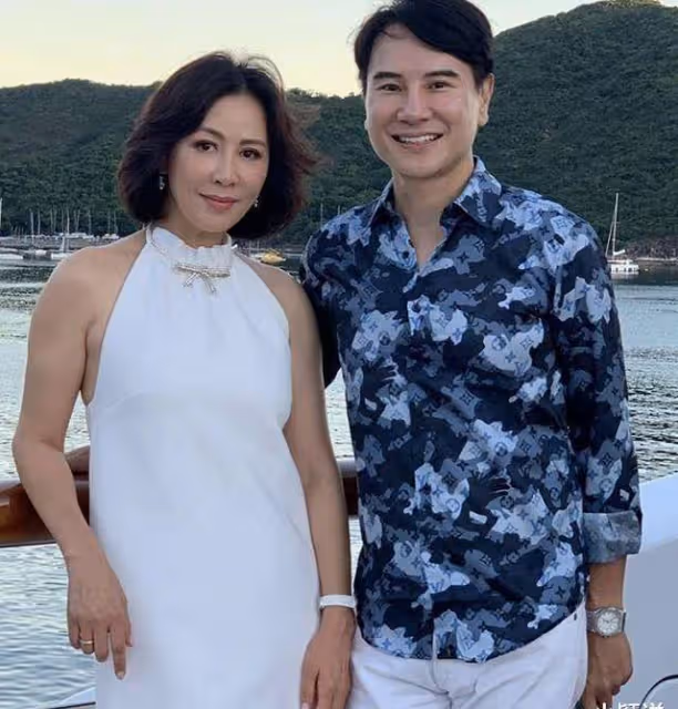 劉嘉玲挺有貴婦范,穿掛脖裙配卷髮減齡又貴氣,56歲看著像40歲