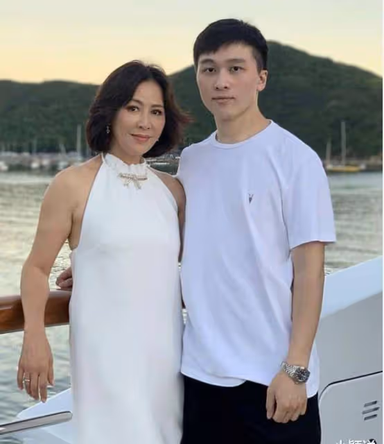 劉嘉玲挺有貴婦范,穿掛脖裙配卷髮減齡又貴氣,56歲看著像40歲