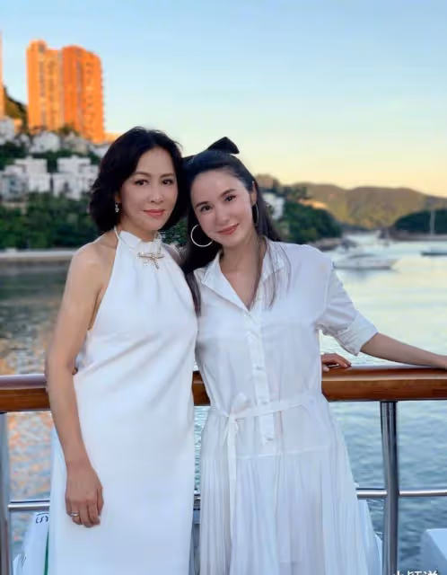 劉嘉玲挺有貴婦范,穿掛脖裙配卷髮減齡又貴氣,56歲看著像40歲