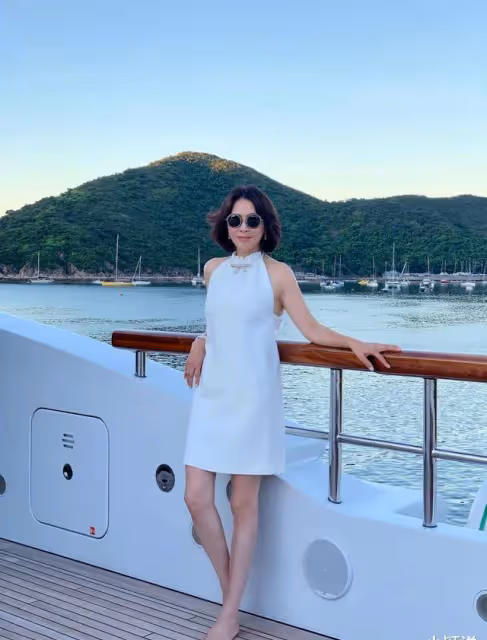 劉嘉玲挺有貴婦范,穿掛脖裙配卷髮減齡又貴氣,56歲看著像40歲