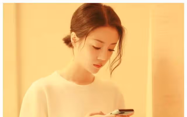 李溪芮：從明星到網紅，一手好牌打得稀爛，離開楊冪一事無成