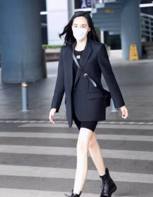 王智穿短褲菜園摘菜，40歲身材姣好臉蛋似少女，難怪討沈騰喜歡