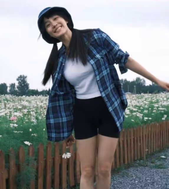 王智穿短褲菜園摘菜，40歲身材姣好臉蛋似少女，難怪討沈騰喜歡