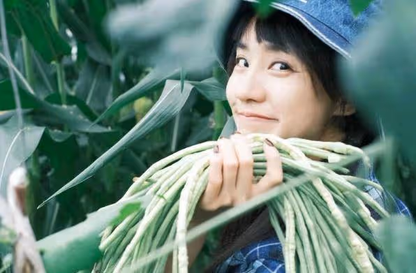 王智穿短褲菜園摘菜，40歲身材姣好臉蛋似少女，難怪討沈騰喜歡