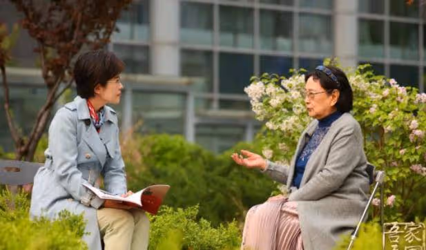 88歲的王曉棠，如今眼中依舊有光，對演藝事業愛的深沉