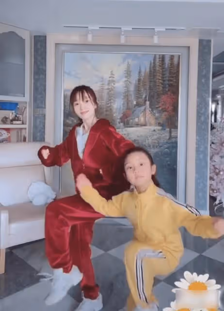 甜馨親自手撕網友維護李小璐,網友卻說口吻更像李小璐本人