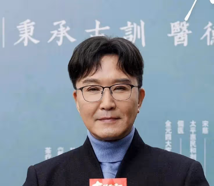《狂飆》導演稱吳剛臉腫並非整容，全網欠吳剛一個道歉