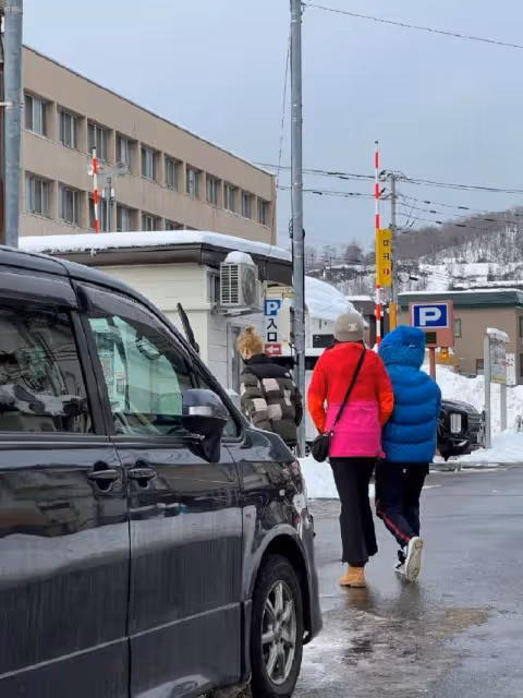 關曉彤鹿晗過年游日本超甜蜜遭網友集體吐槽:掛紅牌了嗎?祖國的懷抱不香嗎