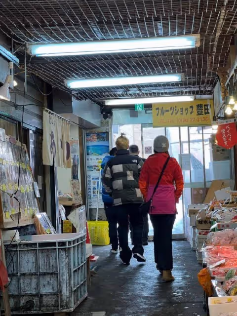 關曉彤鹿晗過年游日本超甜蜜遭網友集體吐槽：掛紅牌了嗎？祖國的懷抱不香嗎