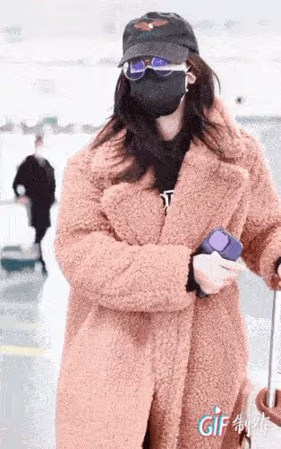 熱巴穿著大腹便便突然返璞歸真,網友:能看到肚子了