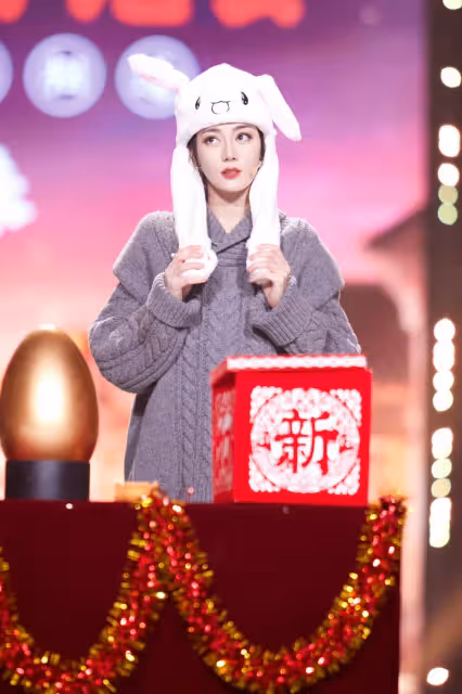 熱巴穿著大腹便便突然返璞歸真,網友:能看到肚子了