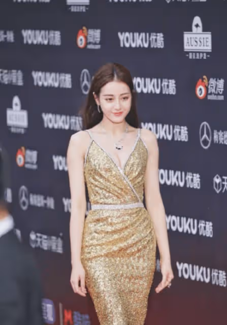 熱巴穿著大腹便便突然返璞歸真,網友:能看到肚子了