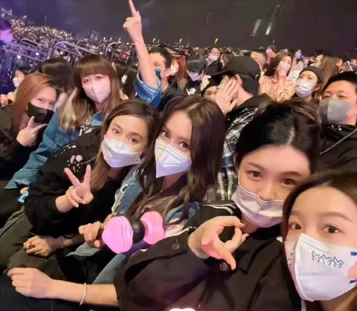 baby花2600搶會員座位手拿螢光棒支持韓國女團遭全網懟:商女不知亡國恨