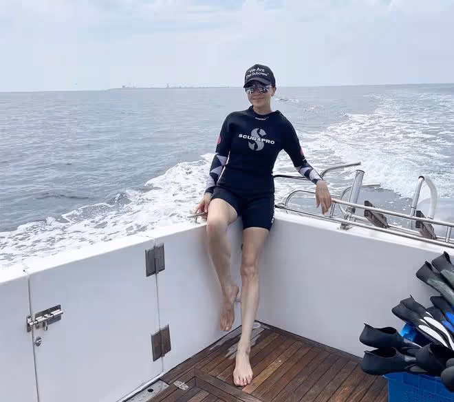 劉嘉玲到馬爾地夫度假,包下遊艇出海潛水,57歲皮膚白皙美腿吸睛