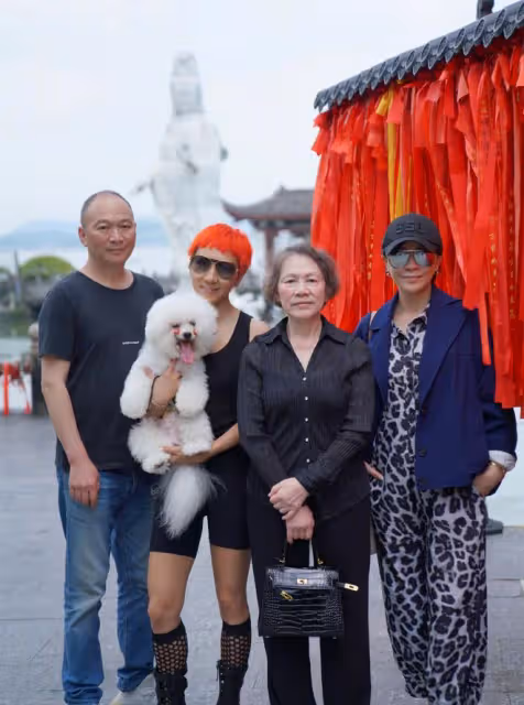 劉嘉玲到馬爾地夫度假,包下遊艇出海潛水,57歲皮膚白皙美腿吸睛