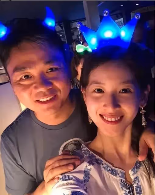 劉強東二胎得子,獨自回國立即工作幹勁十足,老來得子心情大好!