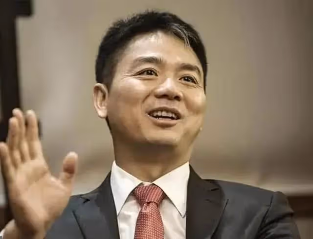 劉強東二胎得子,獨自回國立即工作幹勁十足,老來得子心情大好!