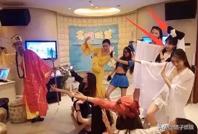 狂飆全員爆火，女主李一桐為何被小配角壓風頭？這張照片成導火索