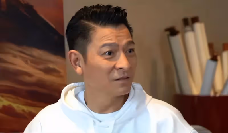 劉德華自稱劉煩惱，輔導女兒作業一臉無奈，調侃吳京不會加家長群