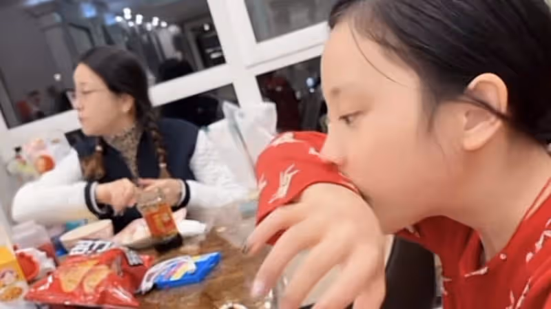 李小璐曬女兒吃相，甜馨用袖子擦嘴巴鼻涕好接地氣，66歲母親罕見出鏡