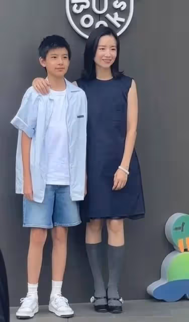 董潔潘粵明和解了?兒子生日,二人罕見互動,都夸自己兒子帥