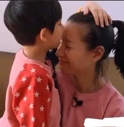 董潔潘粵明和解了?兒子生日,二人罕見互動,都夸自己兒子帥