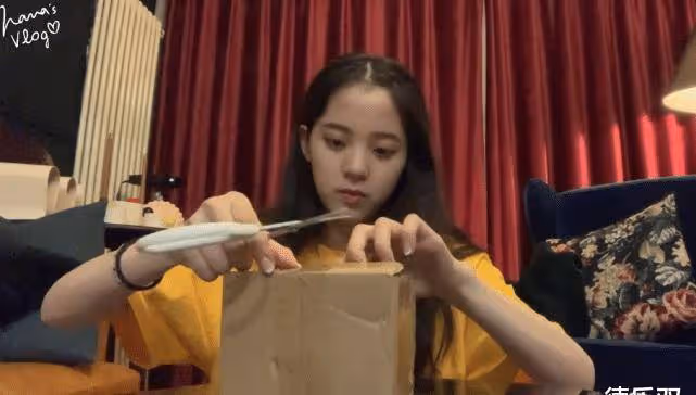 歐陽娜娜開箱,入手一堆戒指耳環,聽到價格後,我沒聽錯吧?