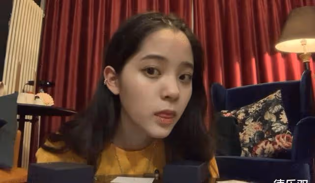 歐陽娜娜開箱,入手一堆戒指耳環,聽到價格後,我沒聽錯吧?