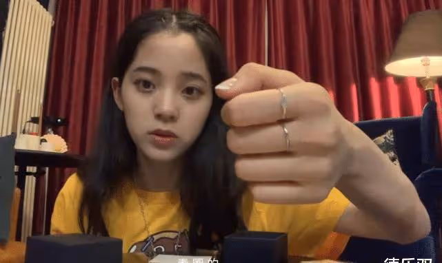 歐陽娜娜開箱,入手一堆戒指耳環,聽到價格後,我沒聽錯吧?