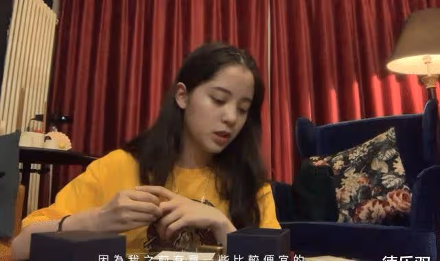 歐陽娜娜開箱,入手一堆戒指耳環,聽到價格後,我沒聽錯吧?