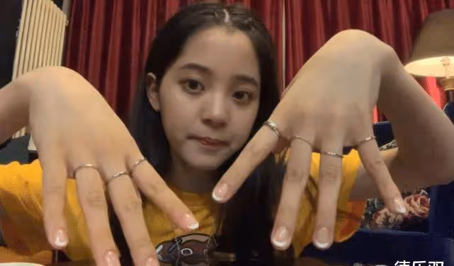 歐陽娜娜開箱,入手一堆戒指耳環,聽到價格後,我沒聽錯吧?