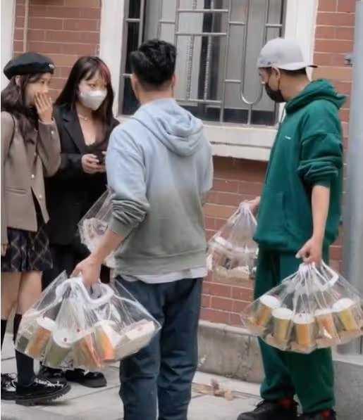 陳小春錄節目現身街頭!大方送粉絲免費奶茶餅乾,引路人集體圍觀