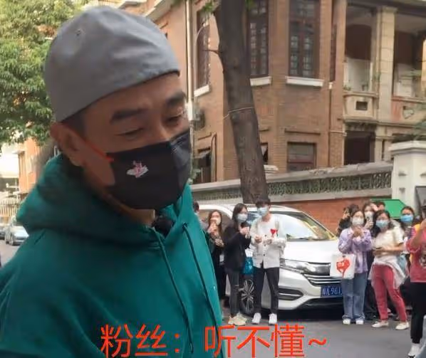 陳小春錄節目現身街頭!大方送粉絲免費奶茶餅乾,引路人集體圍觀