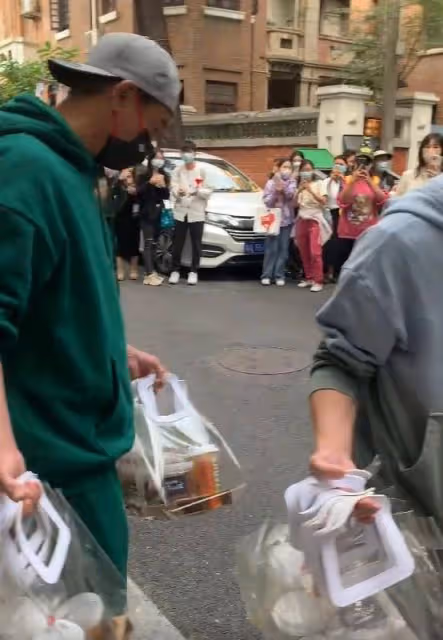 陳小春錄節目現身街頭!大方送粉絲免費奶茶餅乾,引路人集體圍觀